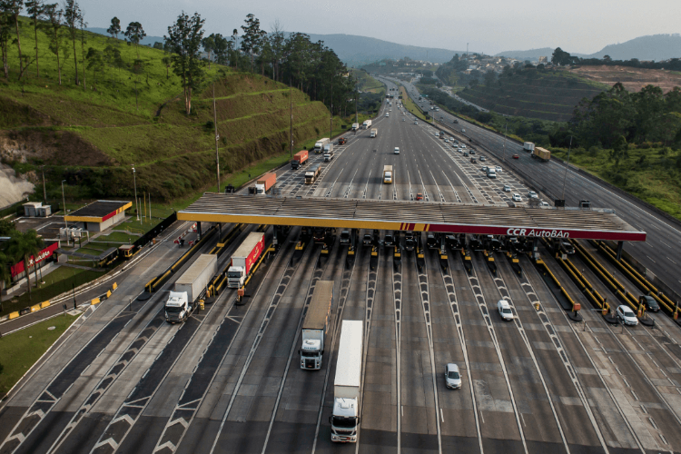 Fluxo de caminhões cresce 3,4% nas estradas pedagiadas do Brasil